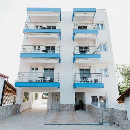 Blue And White Luxury Suites Nea Kallikrateia Екстериор снимка