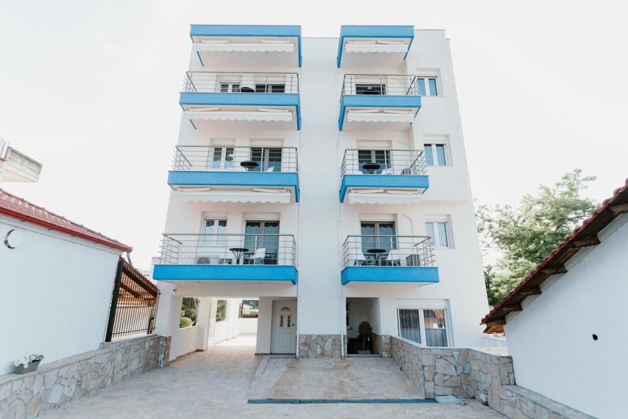 Blue And White Luxury Suites Nea Kallikrateia Екстериор снимка