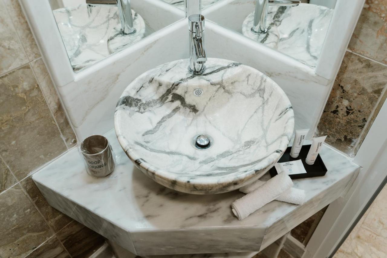 Blue And White Luxury Suites Nea Kallikrateia Екстериор снимка