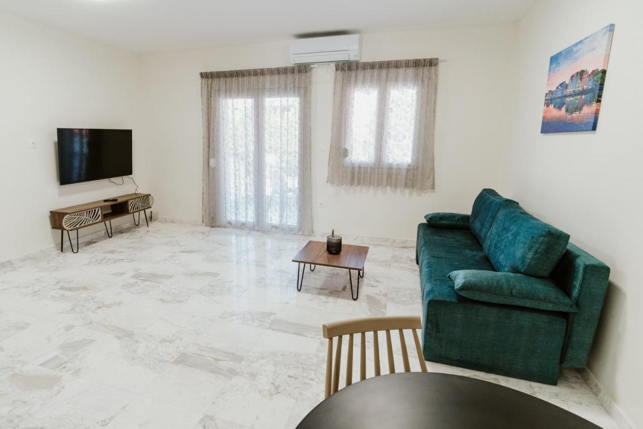 Blue And White Luxury Suites Nea Kallikrateia Екстериор снимка
