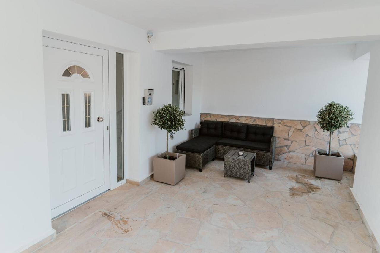 Blue And White Luxury Suites Nea Kallikrateia Екстериор снимка