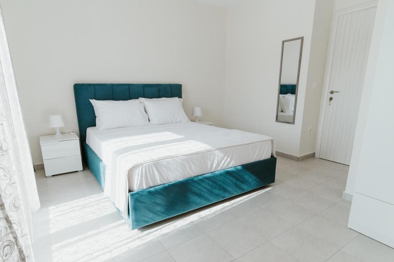 Blue And White Luxury Suites Nea Kallikrateia Екстериор снимка