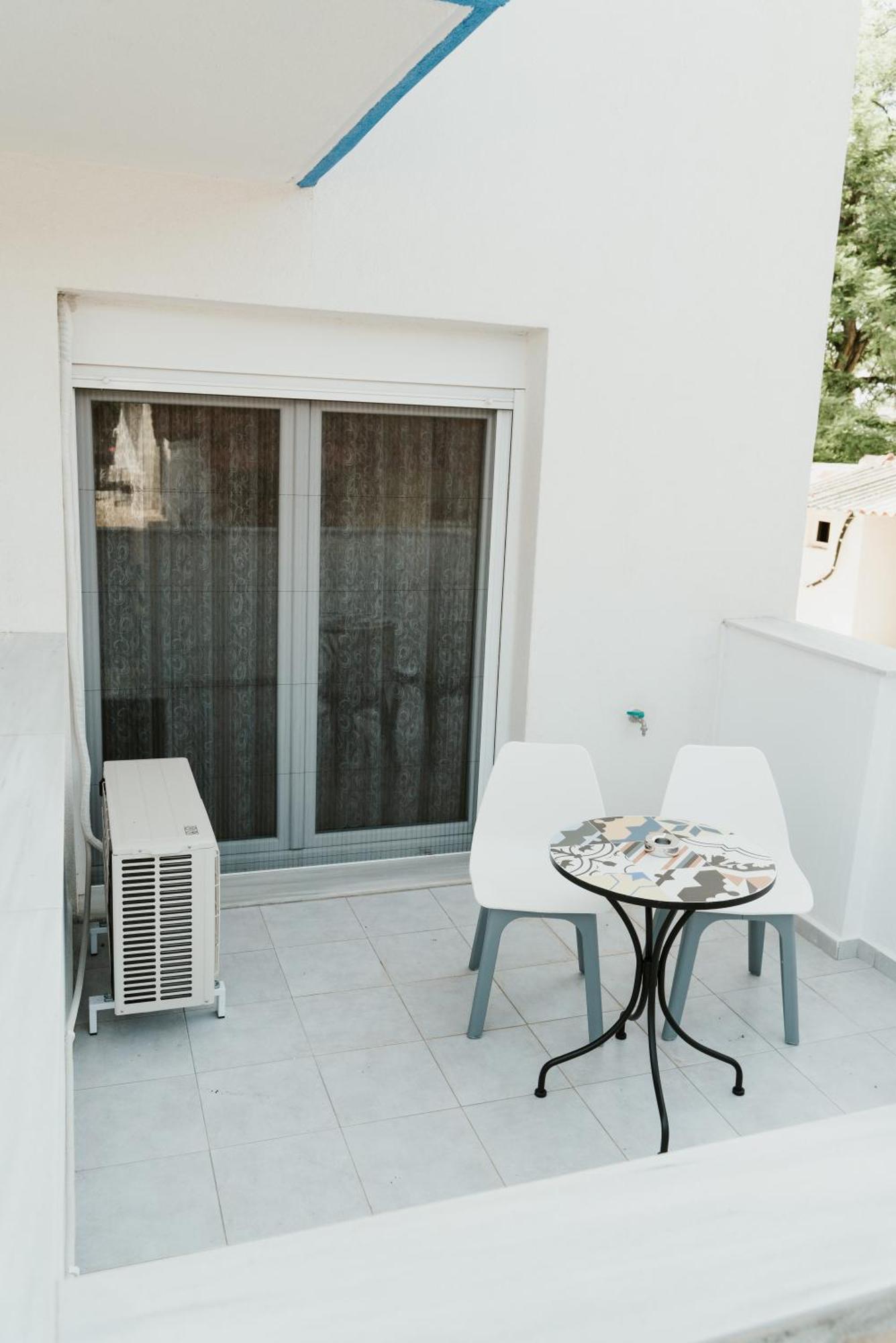 Blue And White Luxury Suites Nea Kallikrateia Екстериор снимка