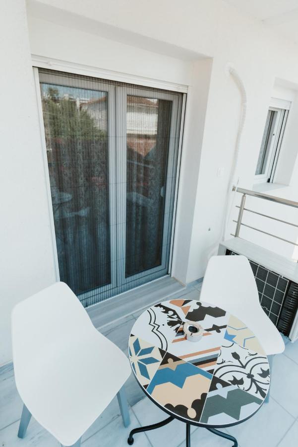 Blue And White Luxury Suites Nea Kallikrateia Екстериор снимка