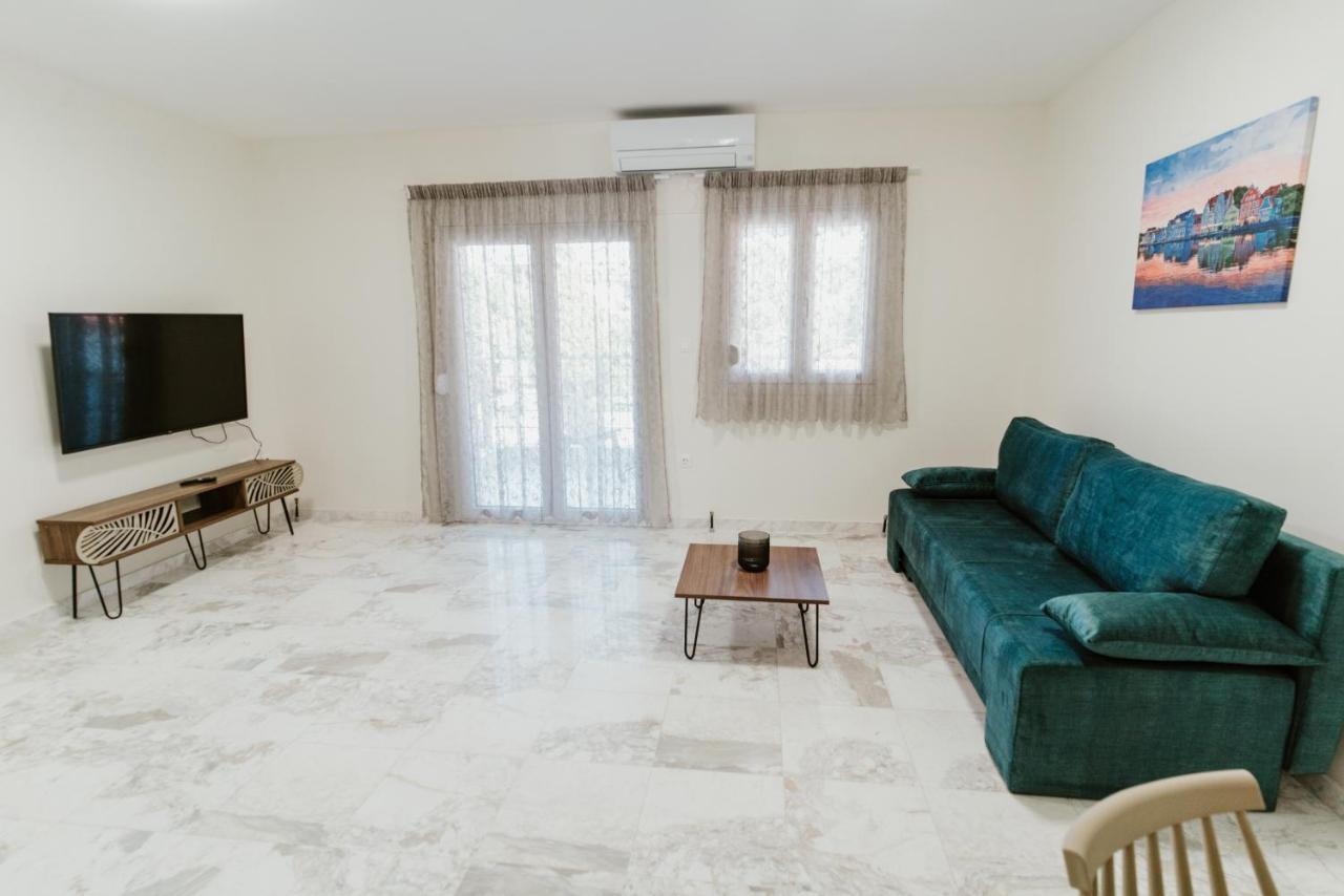 Blue And White Luxury Suites Nea Kallikrateia Екстериор снимка