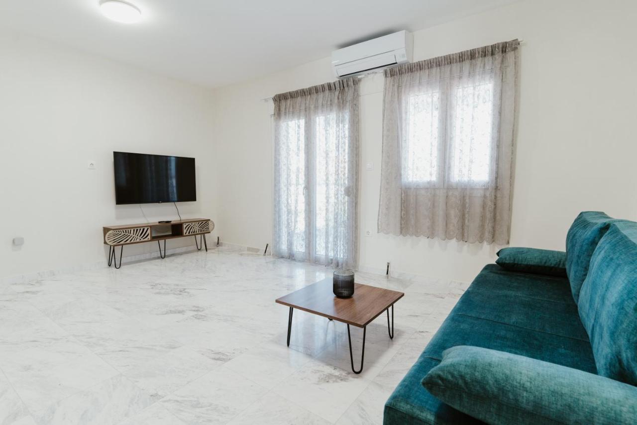 Blue And White Luxury Suites Nea Kallikrateia Екстериор снимка