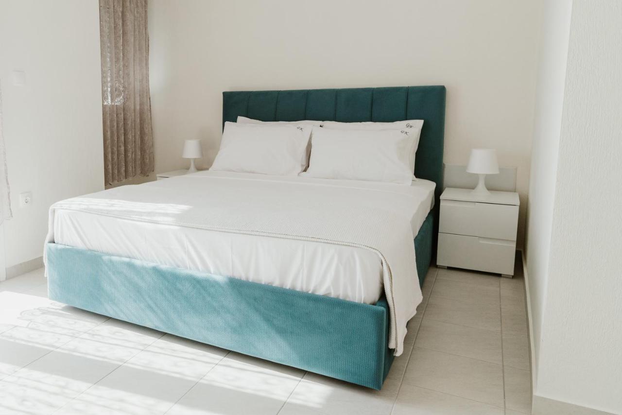Blue And White Luxury Suites Nea Kallikrateia Екстериор снимка
