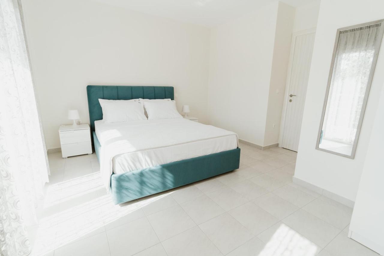 Blue And White Luxury Suites Nea Kallikrateia Екстериор снимка