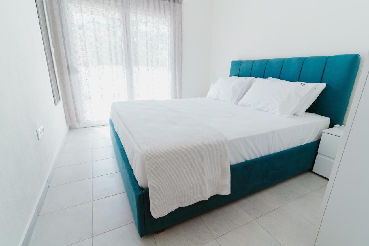 Blue And White Luxury Suites Nea Kallikrateia Екстериор снимка