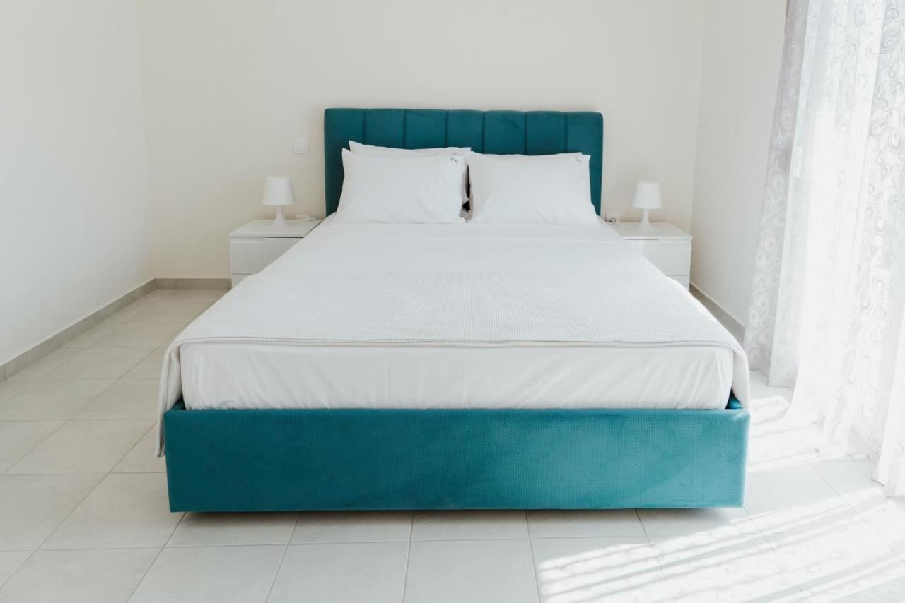 Blue And White Luxury Suites Nea Kallikrateia Екстериор снимка