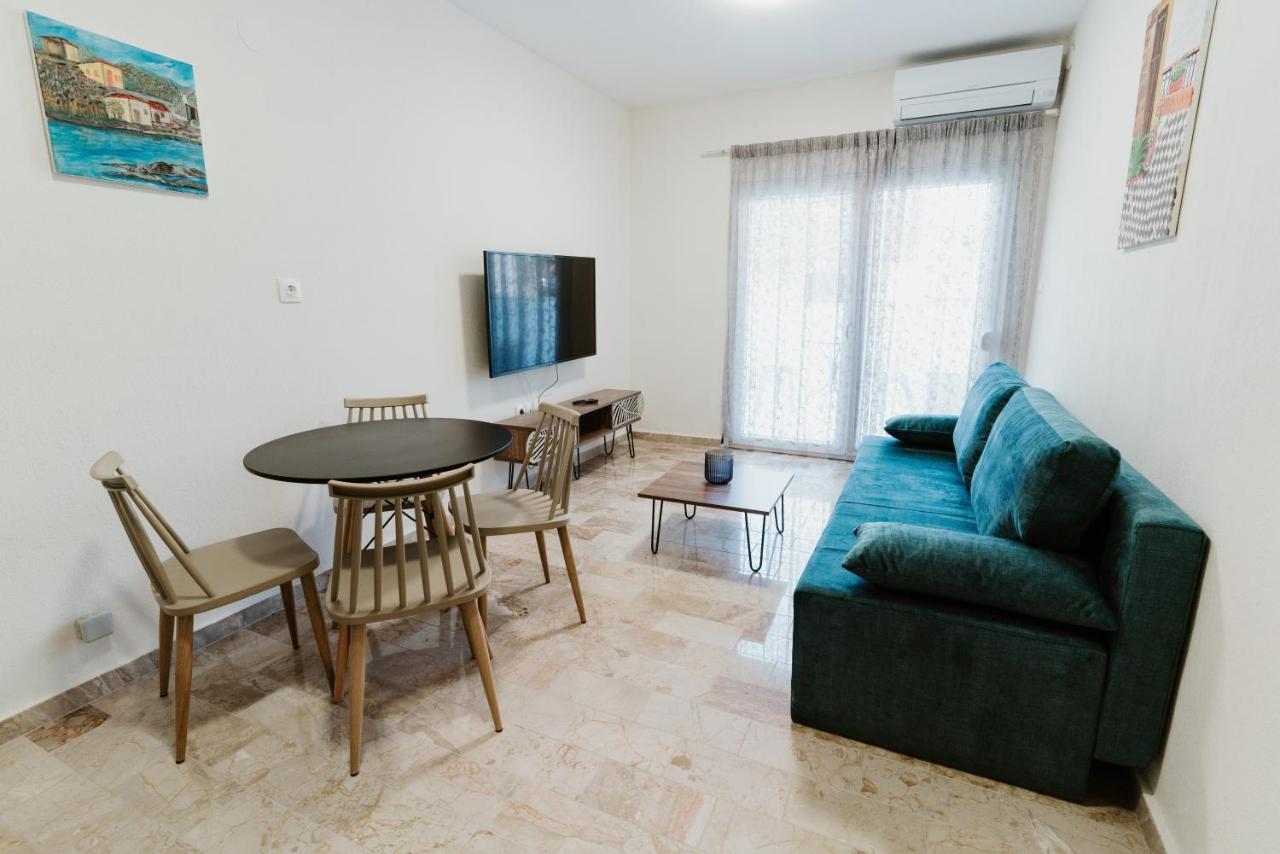 Blue And White Luxury Suites Nea Kallikrateia Екстериор снимка