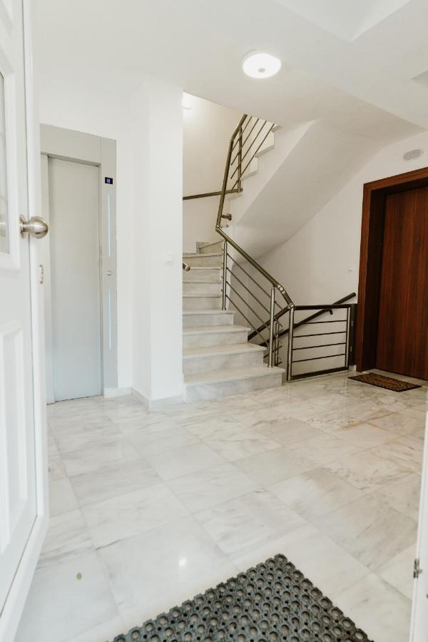 Blue And White Luxury Suites Nea Kallikrateia Екстериор снимка