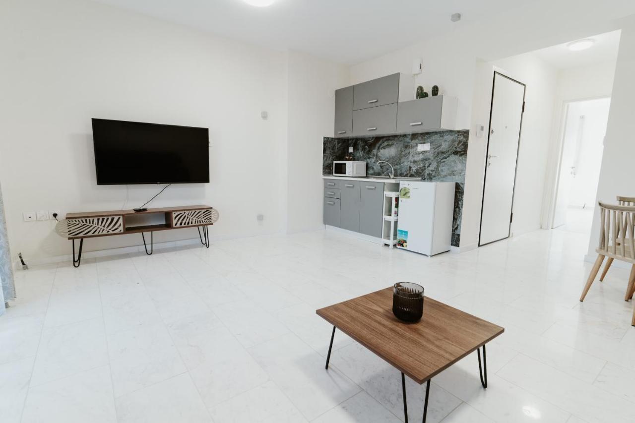 Blue And White Luxury Suites Nea Kallikrateia Екстериор снимка